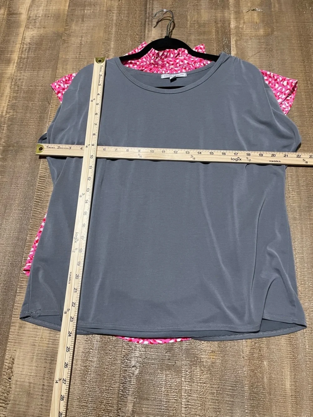 Green Envelope Women's Short Sleeve Relaxed Crewneck Top - Gray